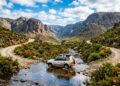 Estrada na África do Sul ganha fama por seus 197 km, pois o trajeto de cascalho atravessa reservas da UNESCO com dezenas de travessias de rios