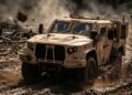 O substituto definitivo do Humvee que suporta explosões de minas e acelera a 110 km/h em terrenos totalmente devastados