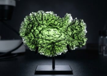 Esqueça o cristal comum, pois este vidro verde nasceu de um impacto de meteoro há 15 milhões de anos, sendo a joia vinda do espaço