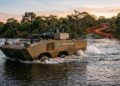 O blindado anfíbio de 18 toneladas fabricado no Brasil que flutua em rios e resiste a tiros de grosso calibre