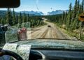 Rodovia no Canadá ganha fama por suas florestas, pois seus 1.080 km de extensão unem o Yukon ao Alasca entre picos nevados e ursos selvagens