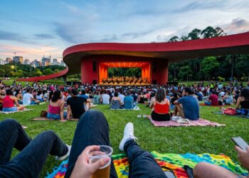 Com sua marquise vermelha de 2005 e projetado por Oscar Niemeyer, o auditório de 7 mil metros quadrados tornou-se o ícone da música e da arquitetura de São Paulo