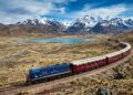 O trem turístico que sobe quase 5 mil metros e atravessa os Andes
