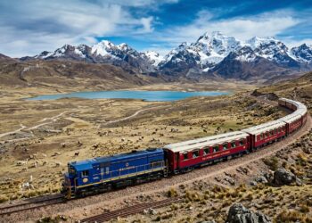 O trem turístico que sobe quase 5 mil metros e atravessa os Andes