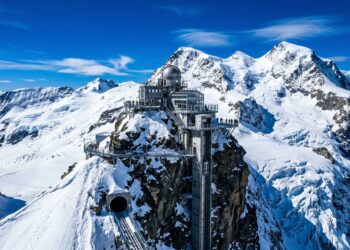 Situado a 3.571 metros de altitude nos Alpes, o observatório Sphinx possui um elevador ultra-rápido que sobe 108 metros em apenas 25 segundos