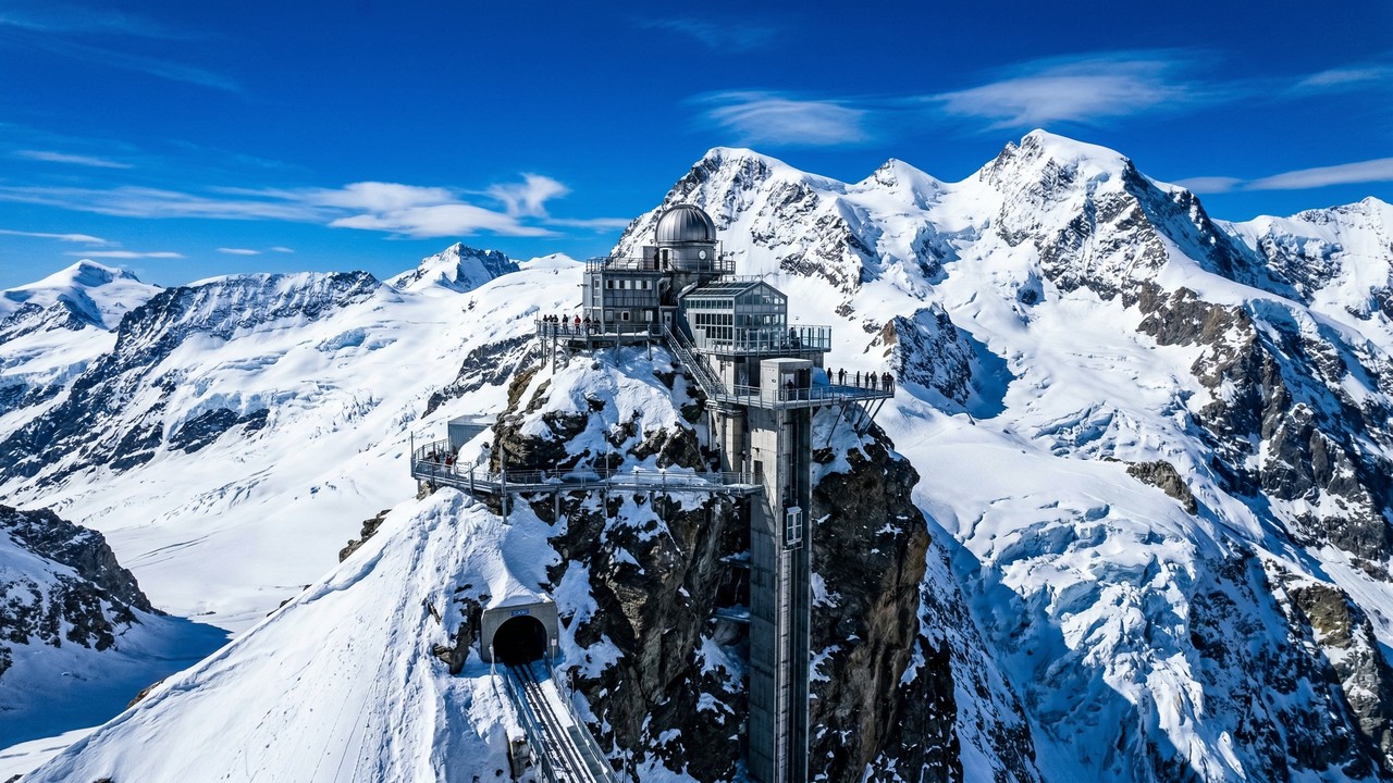 Situado a 3.571 metros de altitude nos Alpes, o observatório Sphinx possui um elevador ultra-rápido que sobe 108 metros em apenas 25 segundos