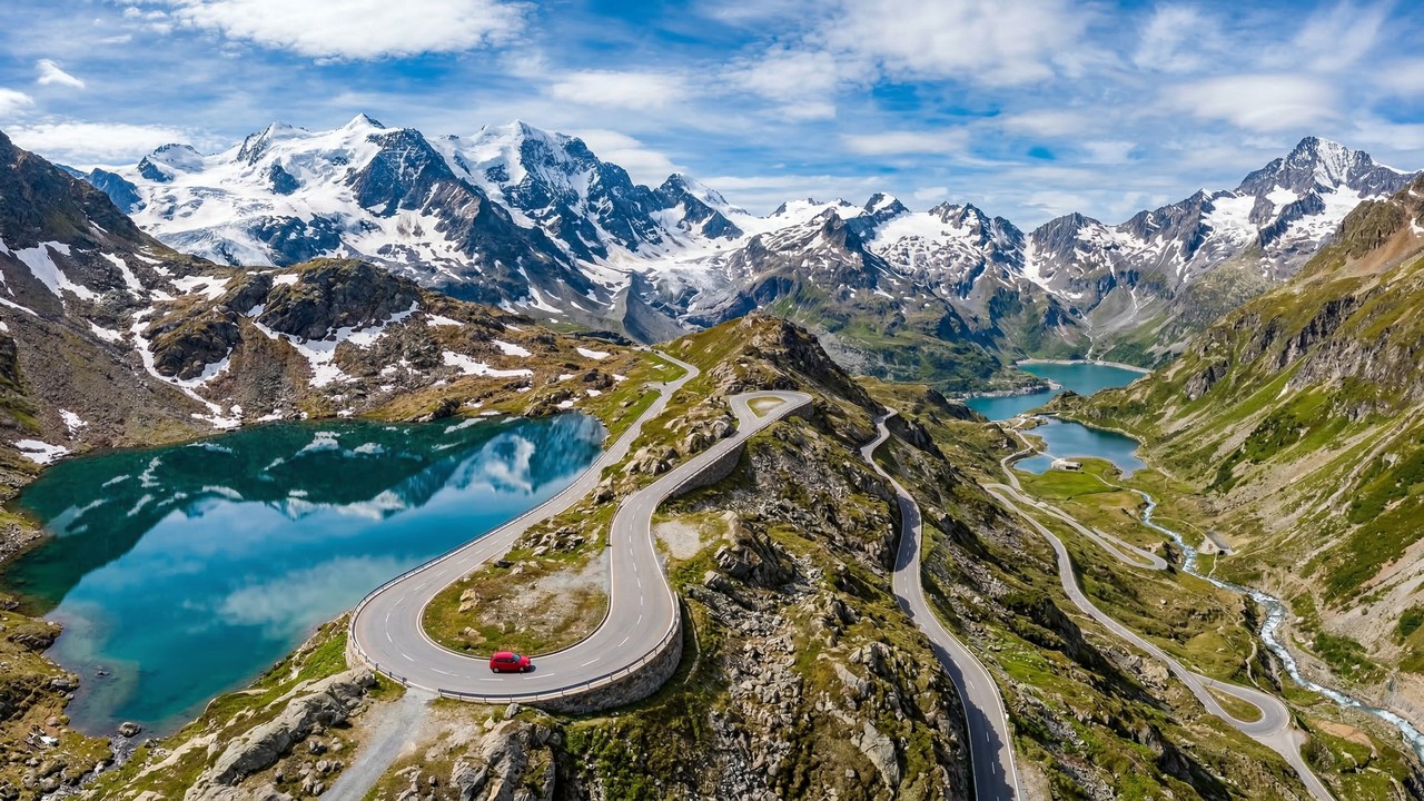 A estrada na Suíça atinge 2.383 metros de altitude; cercada por lagos alpinos, a Flüela Pass virou a rota mais alta e gelada entre Davos e Susch