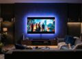 Colocar 1 fita de LED de R$ 30 escondida atrás da sua televisão cria uma iluminação indireta que reduz a fadiga ocular em 50% e deixa a sala com um visual de cinema