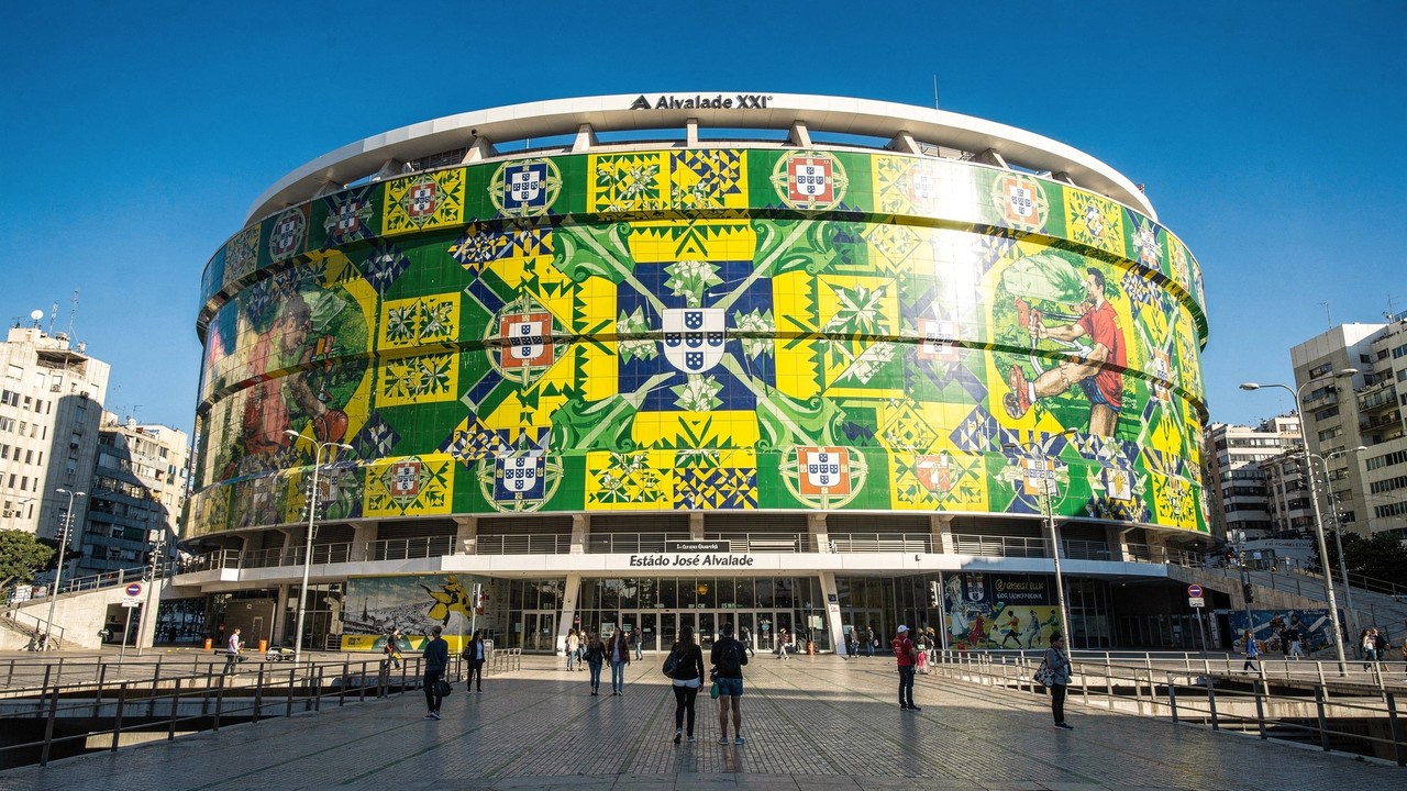 Com capacidade para 50.095 pessoas e fachada de azulejos, a arena de 2003 virou o estádio mais moderno e a casa do Sporting em Portugal