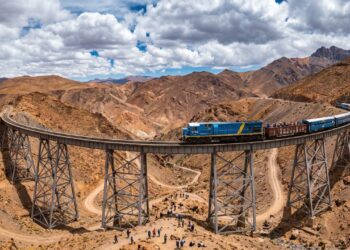 O impressionante trem sul-americano que viaja a 4.220 metros de altitude e faz passageiros tocarem as nuvens