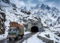 Estrada no Paquistão ganha fama por seus 3.118 metros de altitude, pois o trajeto de 8,5 km de túnel é a única via de inverno para a região de Chitral