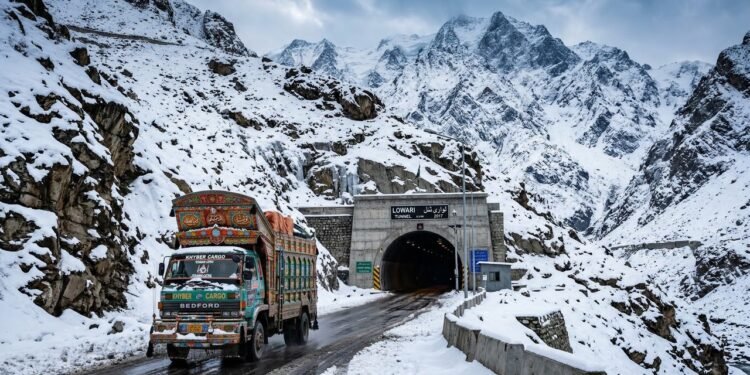 Estrada no Paquistão ganha fama por seus 3.118 metros de altitude, pois o trajeto de 8,5 km de túnel é a única via de inverno para a região de Chitral