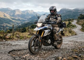 Ostentando um motor de 34 cavalos e suspensão invertida, a cobiçada marca alemã entrega uma moto aventureira premium que consome 30 km por litro