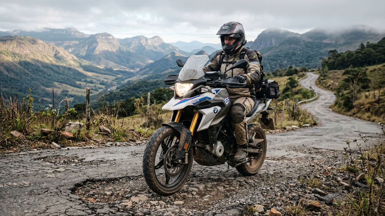 Ostentando um motor de 34 cavalos e suspensão invertida, a cobiçada marca alemã entrega uma moto aventureira premium que consome 30 km por litro