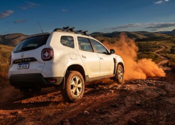 Enfrentando qualquer buraco com seus 210 milímetros de altura, o robusto SUV da gigante francesa entrega 475 litros de porta-malas custando menos de 60 mil reais