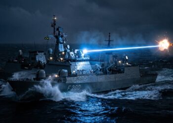 O navio que derruba drones com um raio de luz sem gastar nenhuma bala