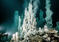 Torres de pedra de 60 metros cospem água fervente no fundo do mar e abrigam vida onde cientistas achavam impossível