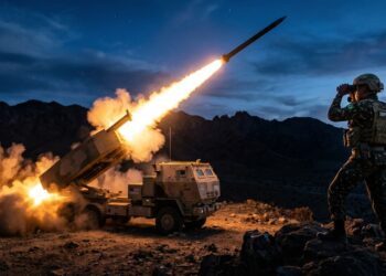 O caminhão lançador de foguetes que atira com precisão de GPS a 300 quilômetros de distância e foge do local em 2 minutos