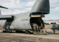 Com capacidade para 127 toneladas e trem de pouso de 28 pneus, o cargueiro C-5 Galaxy consegue dar marcha à ré sozinho e se ajoelhar para carregar
