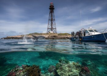 Com sua torre de ferro de 22 metros datada de 1861, o Farol de Abrolhos tornou-se o guia vital para navegadores no maior banco de corais da Bahia