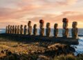 Com estátuas de até 10 metros e 80 toneladas, os monumentos de pedra vulcânica do século XIII tornaram-se o maior mistério da Ilha de Páscoa no Chile