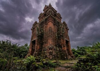O monumento milenar esquecido no meio do nada: erguida há mais de mil anos e única sobrevivente do misterioso império Óc Eo, a torre solitária de tijolos intriga arqueólogos por sua resistência implacável contra o tempo