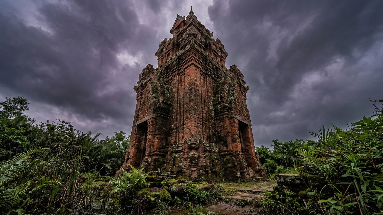 O monumento milenar esquecido no meio do nada: erguida há mais de mil anos e única sobrevivente do misterioso império Óc Eo, a torre solitária de tijolos intriga arqueólogos por sua resistência implacável contra o tempo
