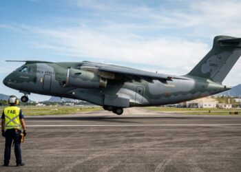 O jato militar brasileiro que engole blindados inteiros, lança paraquedistas e pode reabastecer outros aviões em pleno voo