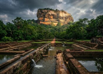 Coroando um monólito de 200 metros de altura no meio da selva, a antiga fortaleza asiática exibe jardins aquáticos suspensos que funcionam perfeitamente há 1.500 anos