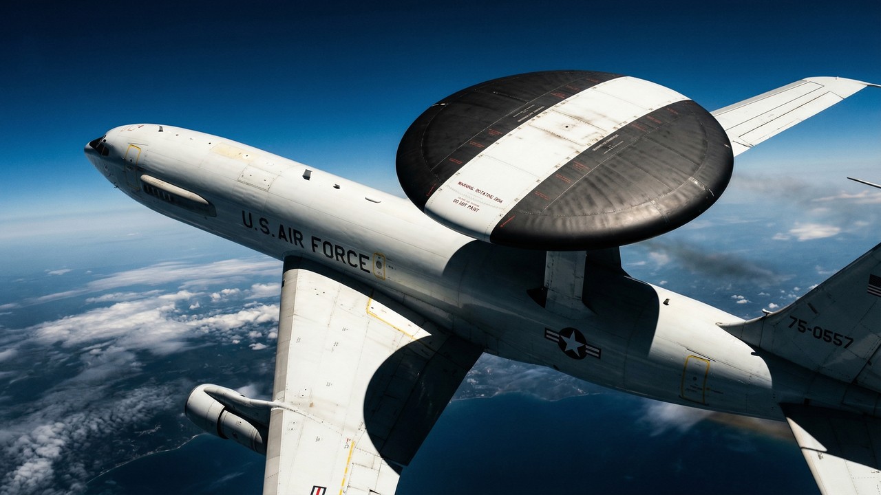 O avião comercial modificado com 1 disco voador gigante nas costas que rastreia tudo o que voa a 400 quilômetros de distância