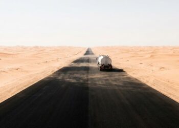 Dirigir por centenas de quilômetros sem precisar girar o volante é a realidade da estrada reta mais longa do mundo