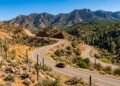 Rodovia no Arizona ganha fama por seus ecossistemas, pois sobe 1.800 metros em 43 km, transformando o deserto em uma floresta de pinheiros