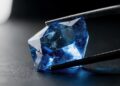 Esqueça a safira, pois esta gema azul brilha sob luz negra e só existe na Califórnia, sendo a joia mais elétrica da natureza