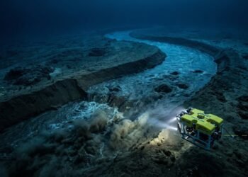 O rio secreto que flui no fundo do mar com as suas próprias margens correntes e até cascatas submersas