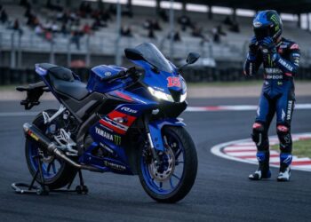 Utilizando tecnologia de comando variável e atingindo 35 km por litro, a esportiva de 155 cc da famosa marca japonesa virou a maior porta de entrada para a alta velocidade