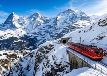 O trem que atravessa montanhas por dentro e chega a mais de 3 mil metros de altitude na Europa