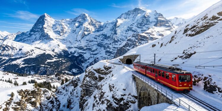 O trem que atravessa montanhas por dentro e chega a mais de 3 mil metros de altitude na Europa