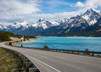 Rodovia no Canadá ganha fama por suas montanhas, pois seus 318 km de extensão cortam as Rochosas com lagos azul-turquesa de tirar o fôlego