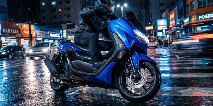 Garantindo 40 km por litro e proteção com freio ABS nas duas rodas, a sofisticada scooter da gigante japonesa supera a concorrência no trânsito urbano em 2026