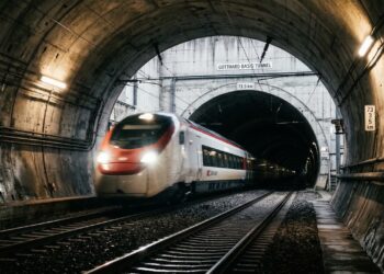 Esse trem atravessa os Alpes por dentro e o túnel que ele usa tem 57 quilômetros de extensão