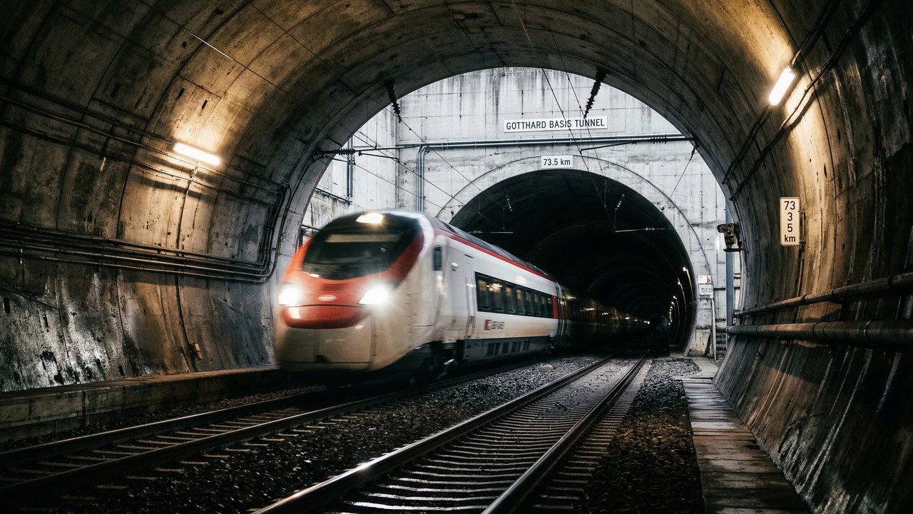 Esse trem atravessa os Alpes por dentro e o túnel que ele usa tem 57 quilômetros de extensão
