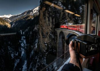 Esse trem cruza uma ponte curva no alto dos Alpes e some dentro de uma montanha logo em seguida