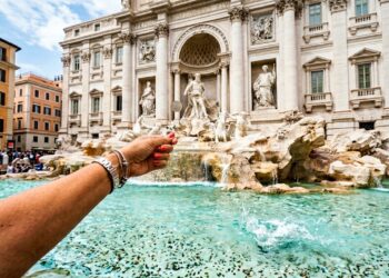 Com 26 metros de altura e esculturas barrocas de 1762, a Fontana di Trevi tornou-se a maior fonte de Roma e um ícone do turismo mundial na Itália