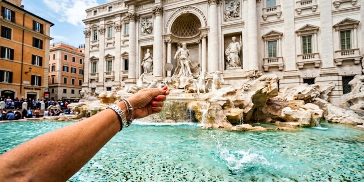 Com 26 metros de altura e esculturas barrocas de 1762, a Fontana di Trevi tornou-se a maior fonte de Roma e um ícone do turismo mundial na Itália