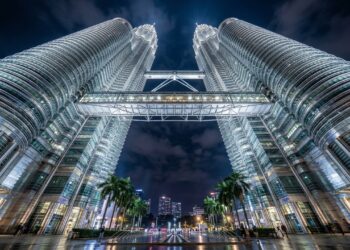 Com 452 metros de altura e 88 andares, as torres gêmeas, de 1998, tornaram-se o maior ícone da Malásia e o símbolo máximo da arquitetura contemporânea