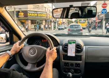 Garantindo um espaço interno de dar inveja e porta-malas de 510 litros, o sedan da marca francesa roda 13 km por litro custando apenas 48 mil reais