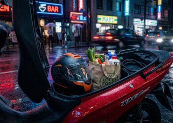 Ocultando um bagageiro gigante debaixo do assento e consumindo 1 litro a cada 50 quilómetros, a ágil scooter da fabricante asiática custa 14 mil reais em 2026