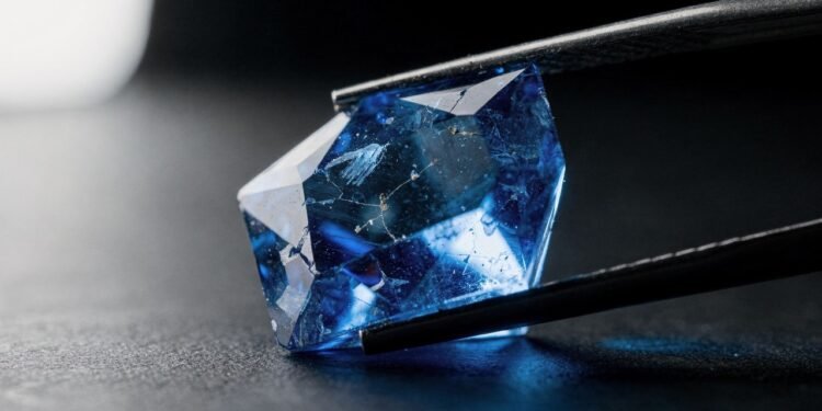 Esqueça a safira, pois esta gema azul brilha sob luz negra e só existe na Califórnia, sendo a joia mais elétrica da natureza