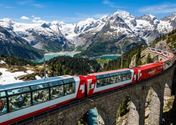 Esse trem tem teto de vidro e passa por geleiras e montanhas como se fosse um cinema ao vivo