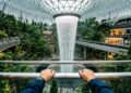 Eles investiram US$ 1,3 bilhão para erguer uma cúpula de 3,5 mil toneladas com uma cachoeira de 40 metros no coração do aeroporto de Singapura
